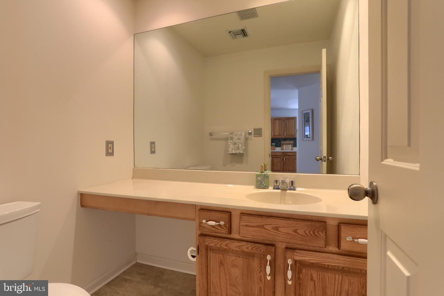 240 Crescent photo 25