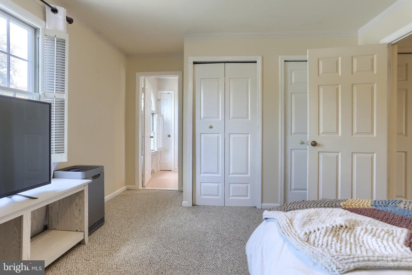 240 Crescent photo 29