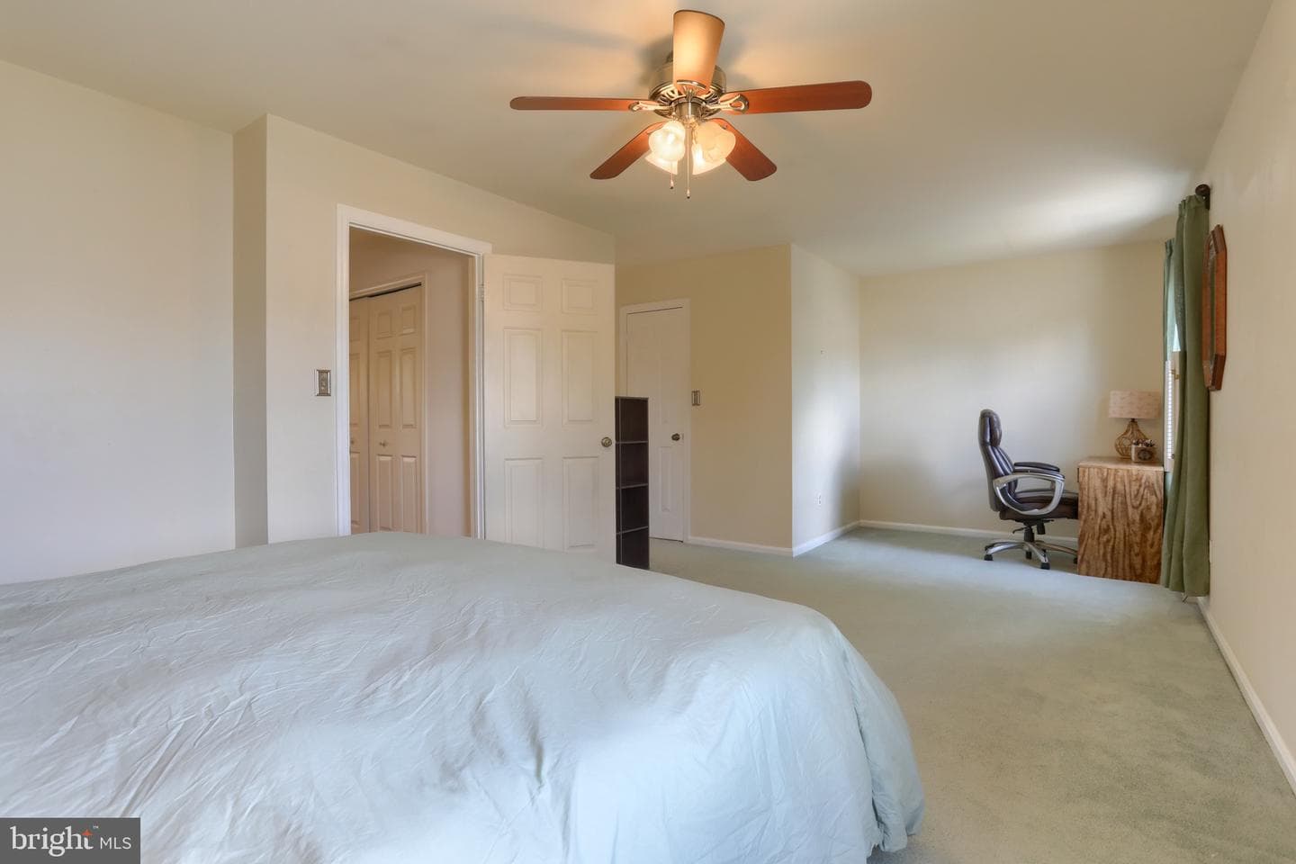 240 Crescent photo 31