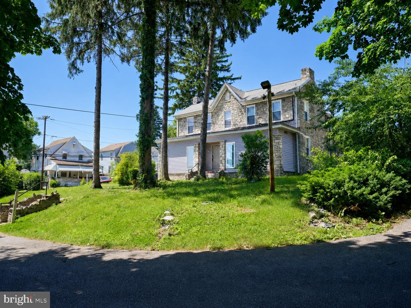 2600 Woodlawn St photo 3