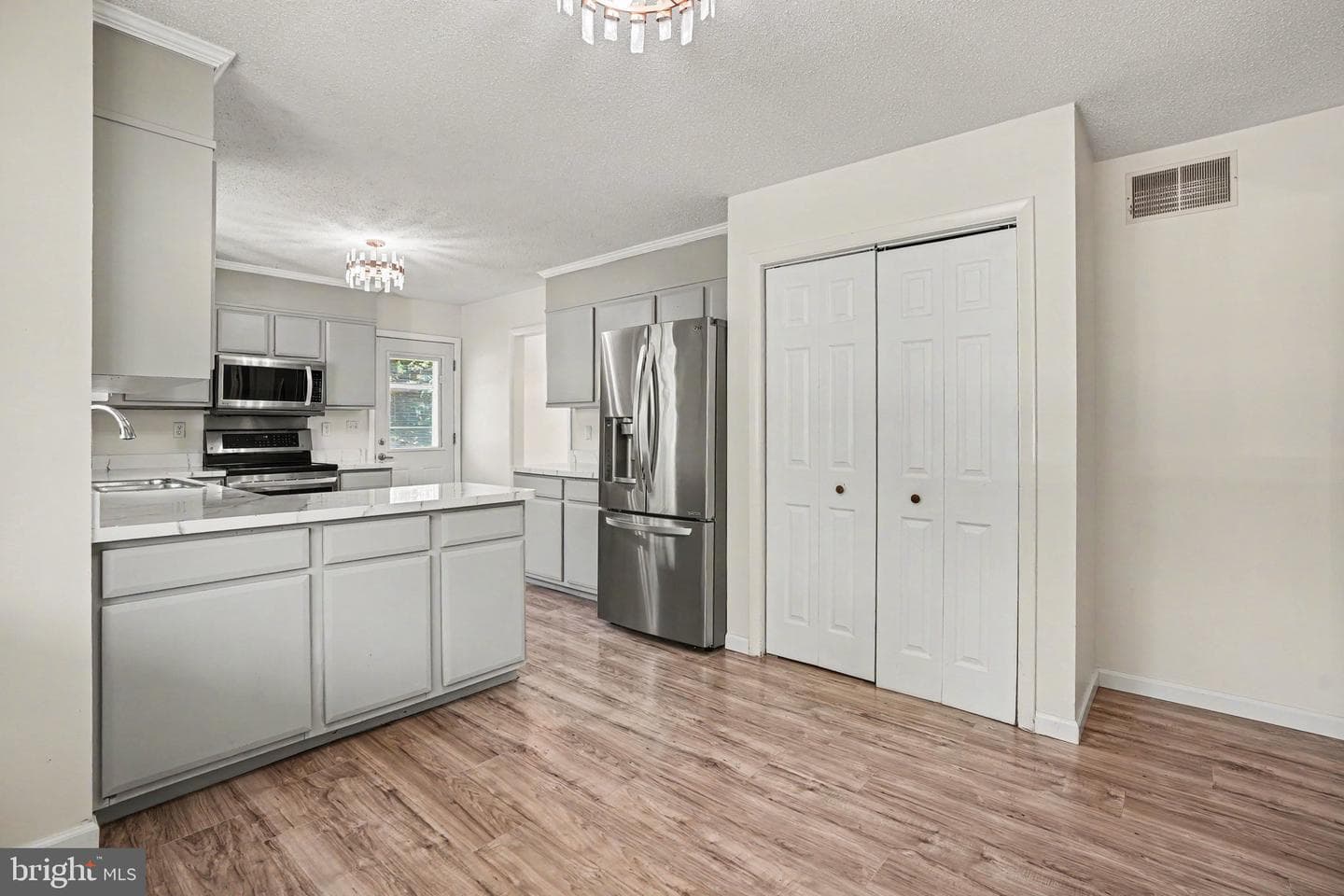 469 Hoffman Drive photo 6