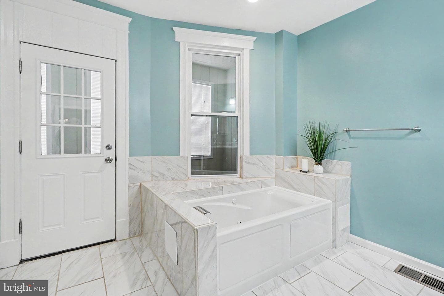 222 Emerald Street photo 20