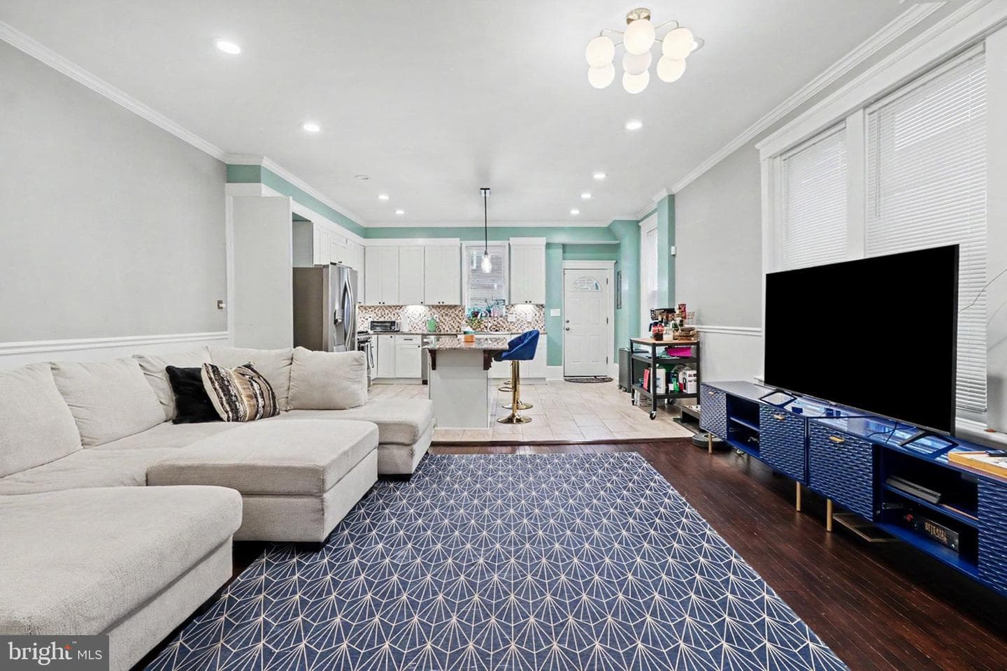 222 Emerald Street photo 5