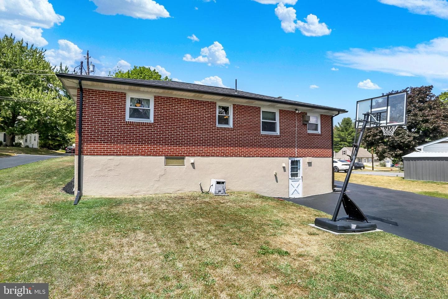 6207 Catherine Street photo 43
