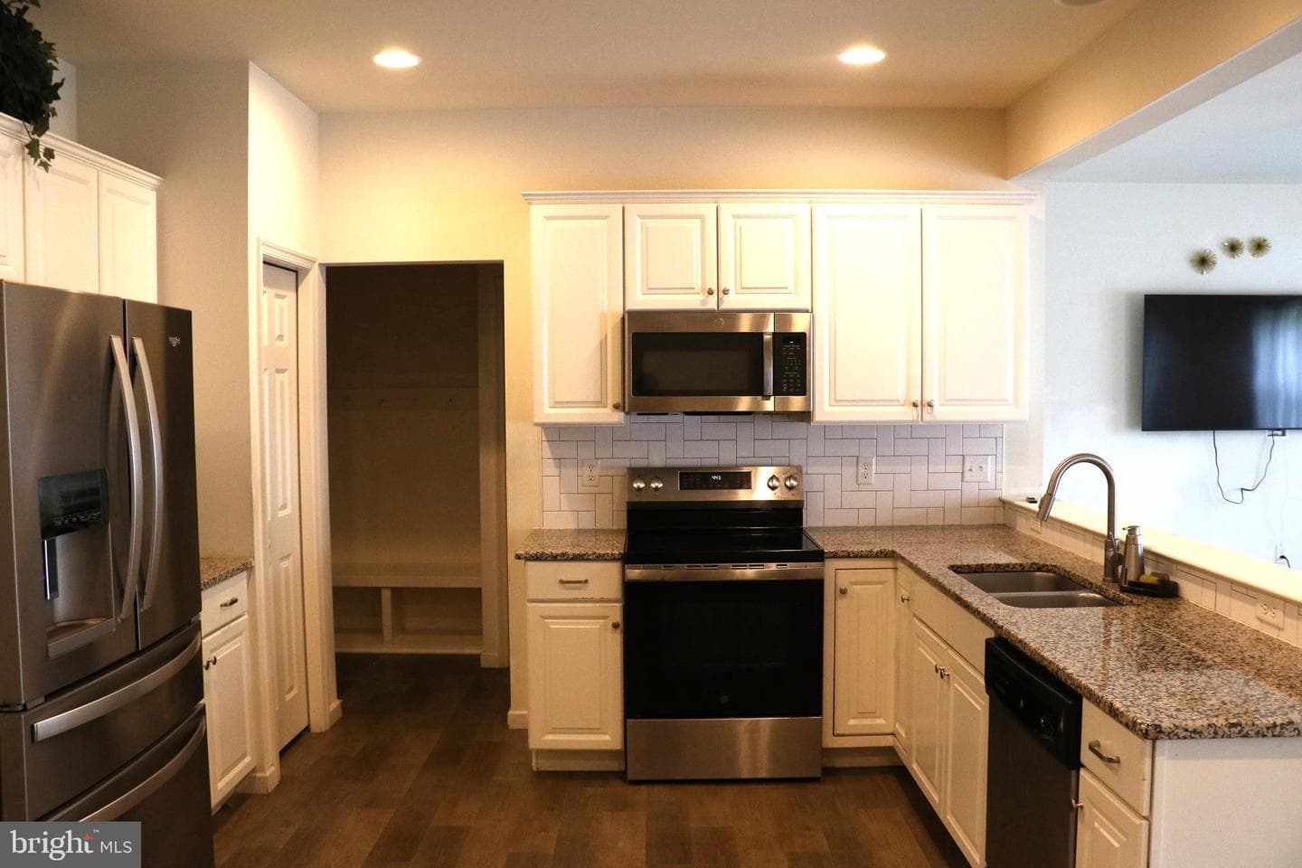 803 Anthony Drive photo 4