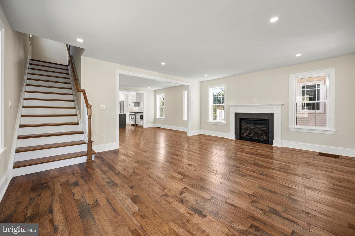 611 Summer Street photo 8