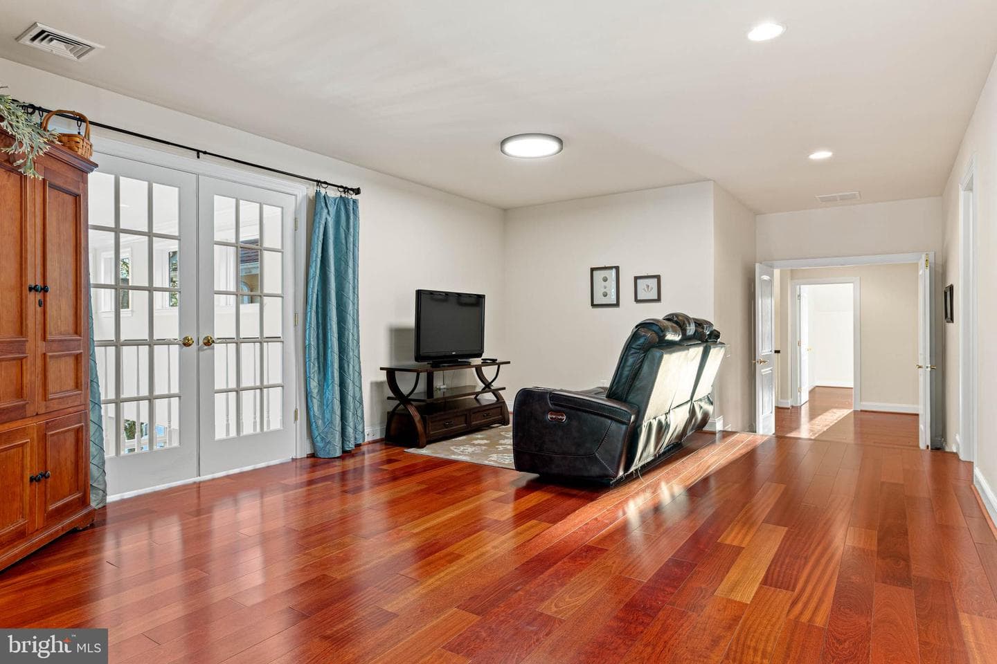 541 Atterbury photo 24