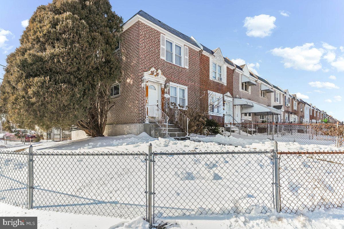 1300 Wycombe Avenue photo 2