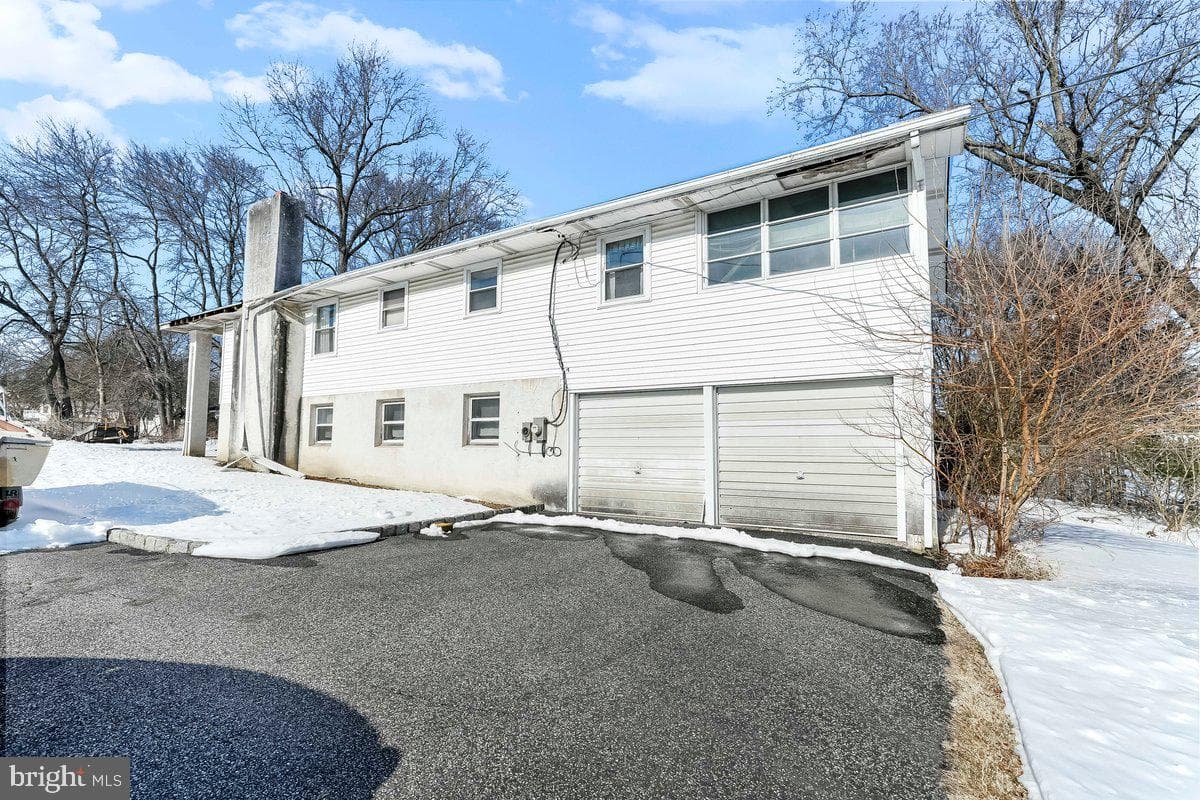 641 W Sproul Road photo 5