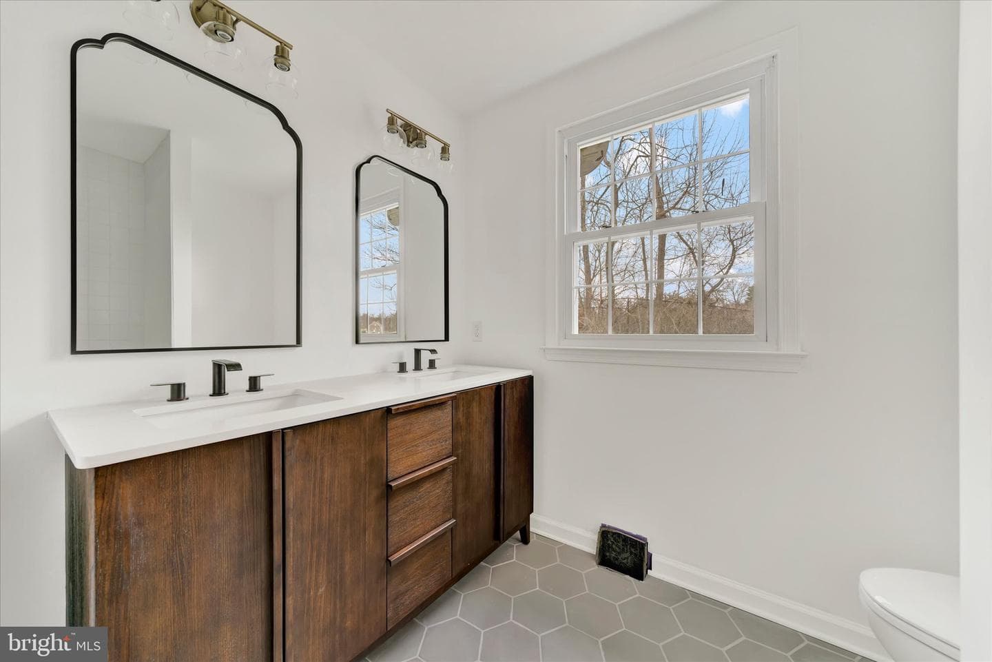 658 W Rolling Road photo 29