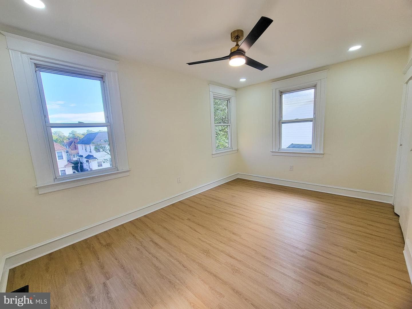 1016 Whitby Avenue photo 18