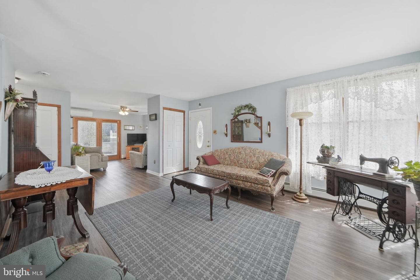 1323 Morton Avenue photo 4