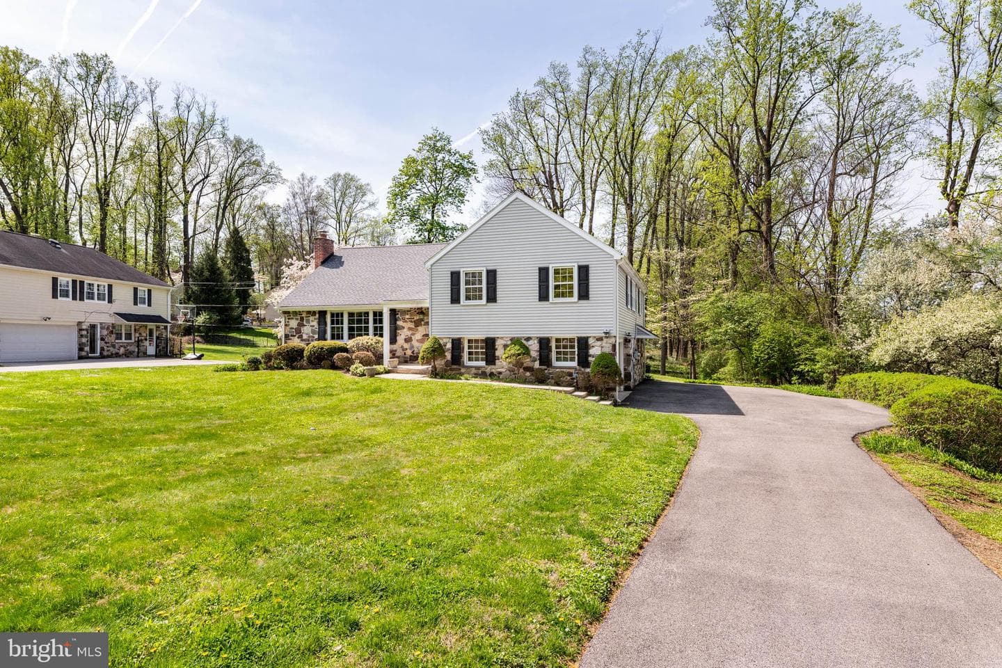 100 Wooded Lane photo 3
