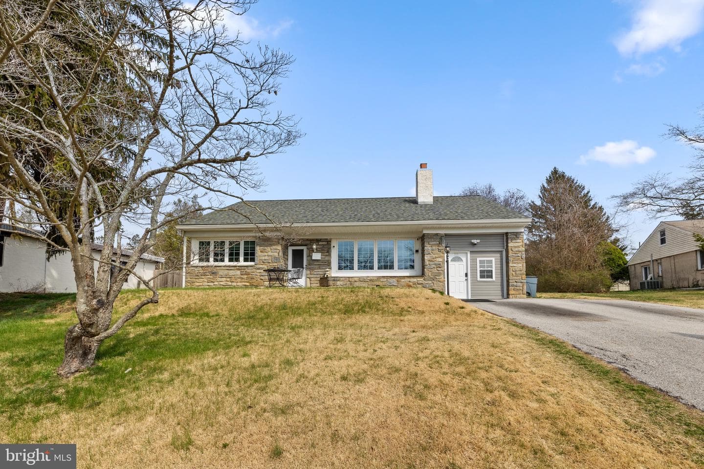 711 Hedgerow Drive photo 2