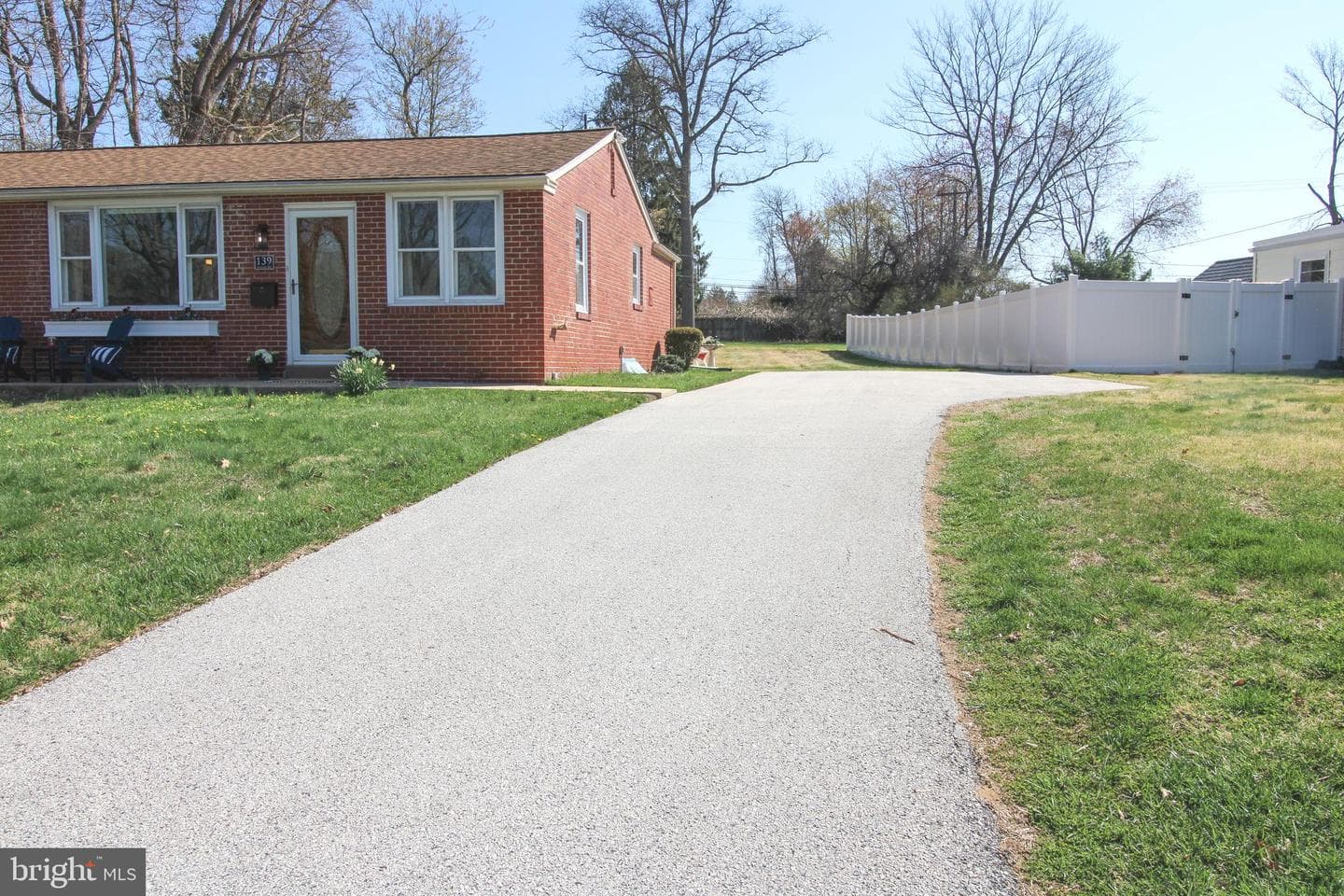 139 W Sylvan Drive photo 4