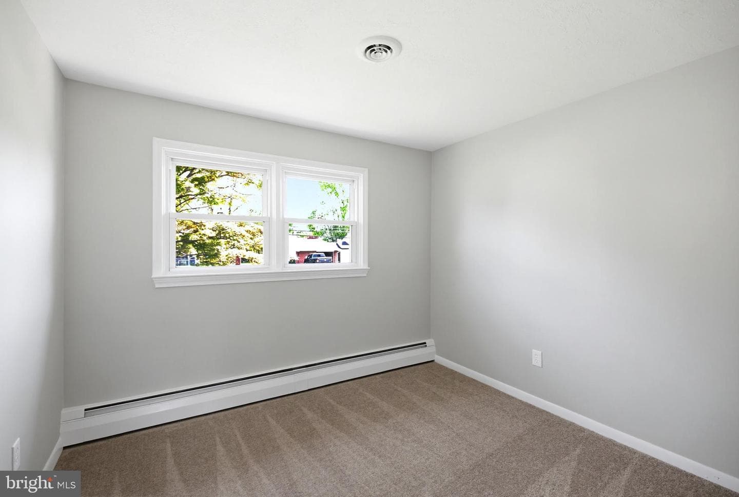 416 Dutton Street photo 7