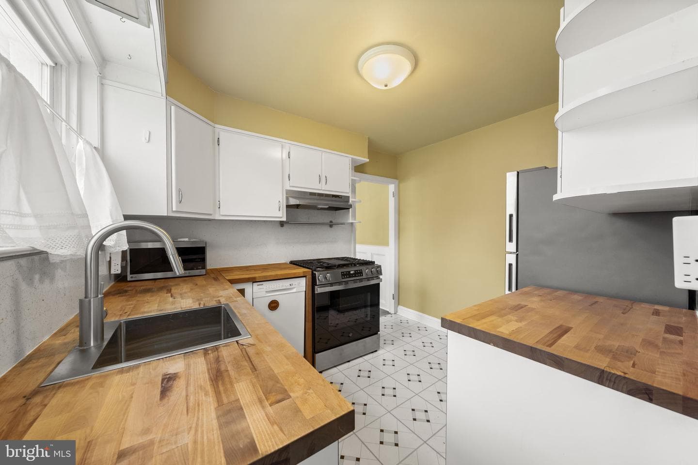 282 Davis Avenue photo 9
