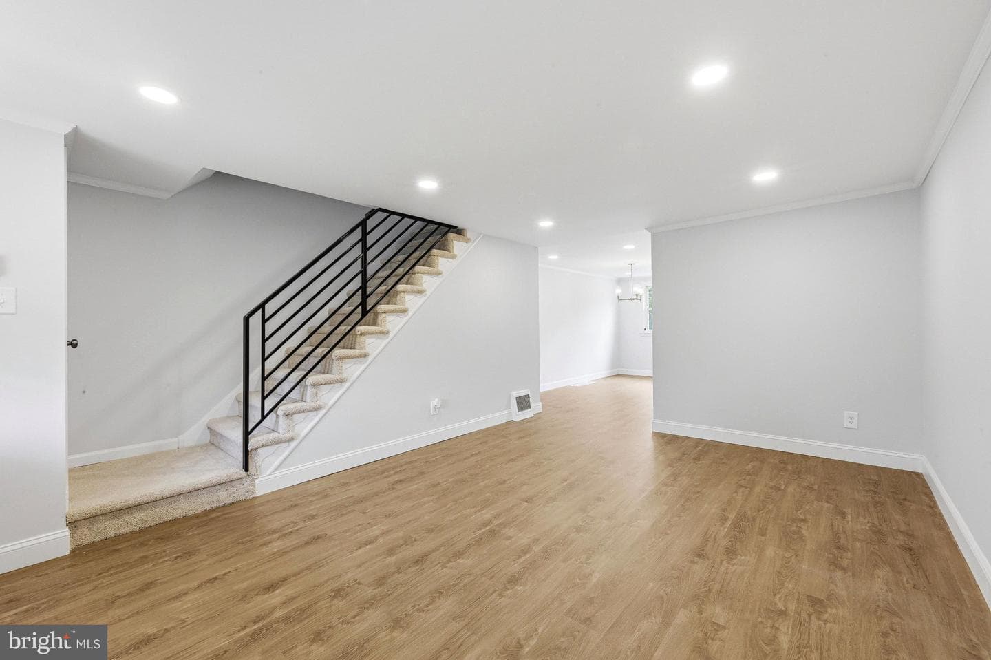 605 Crescent Drive photo 3