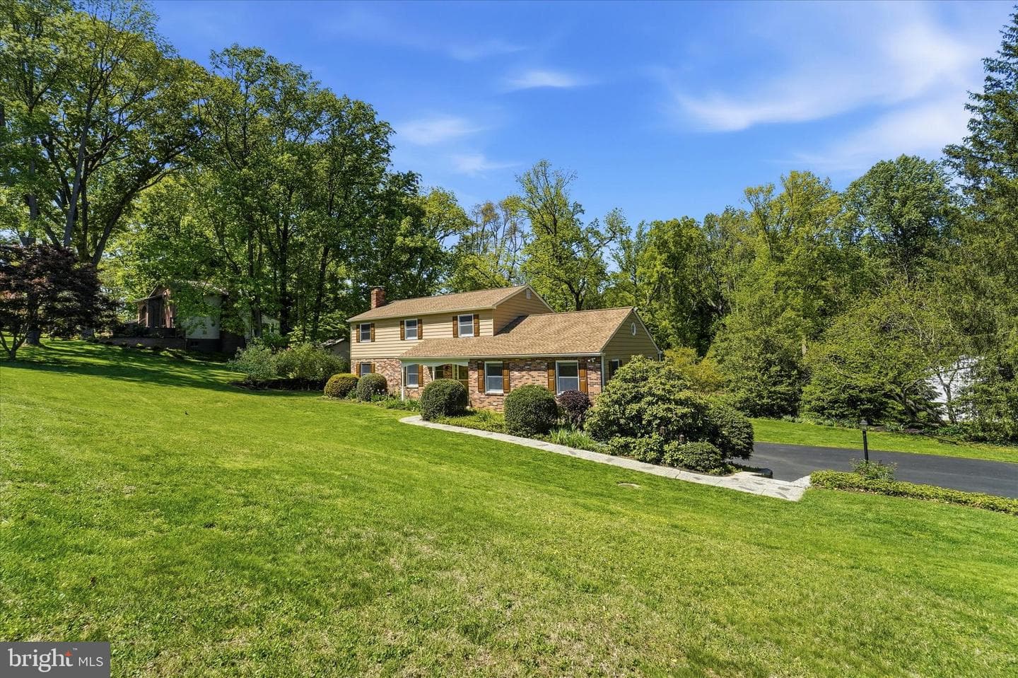 2 Woodbriar Drive photo 2
