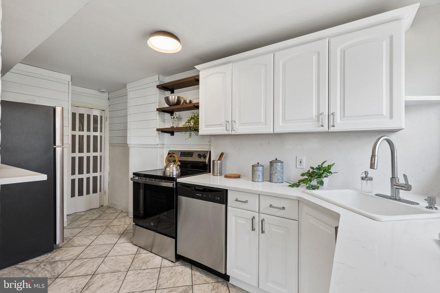 819 Grant Road photo 10