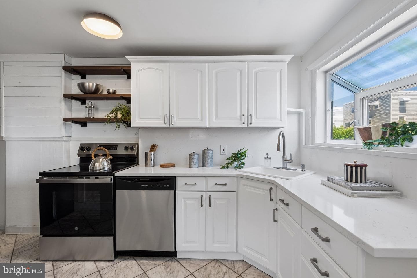 819 Grant Road photo 12