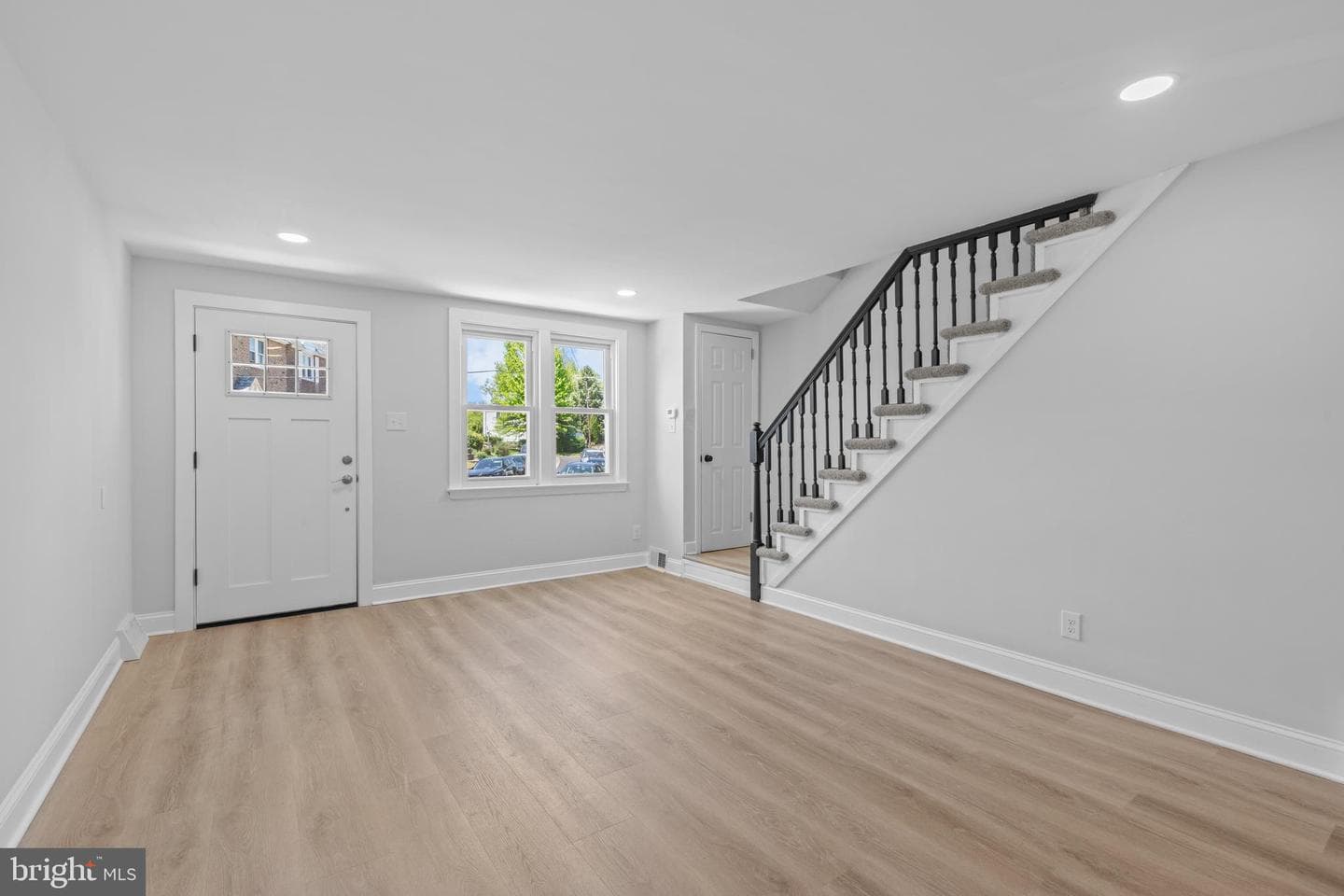 1127 Hollywood Avenue photo 4