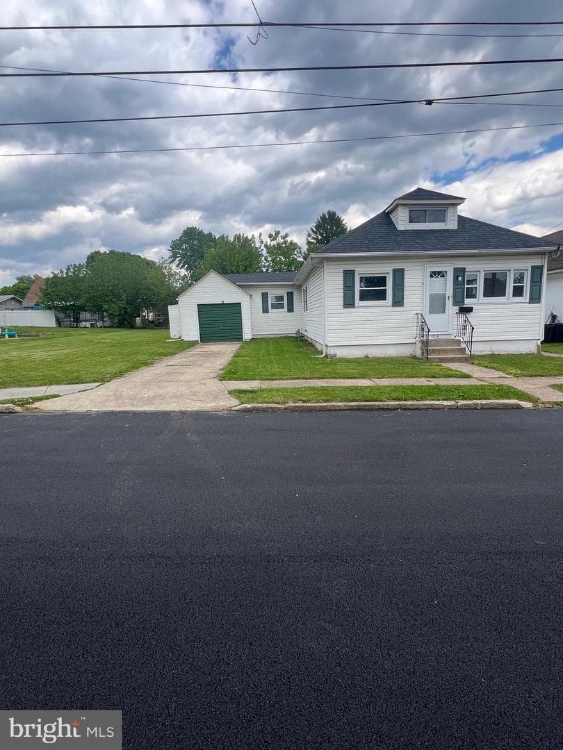 1023 Langley St, Trainer
