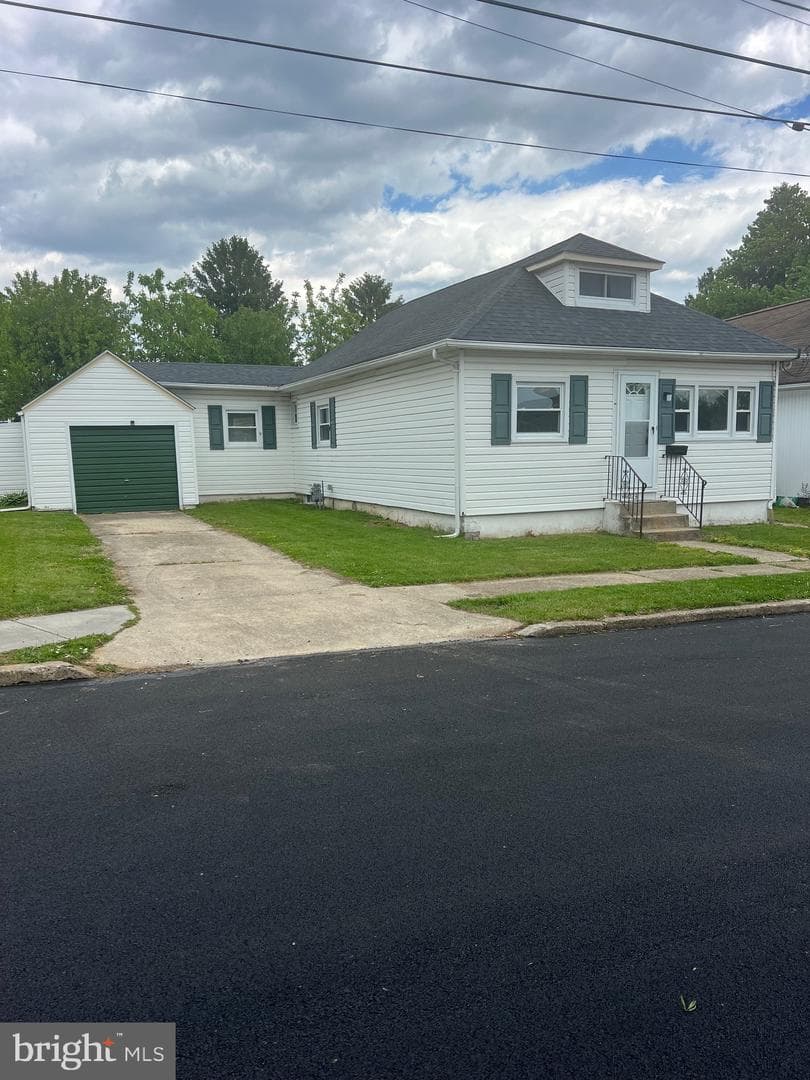 1023 Langley St, Trainer