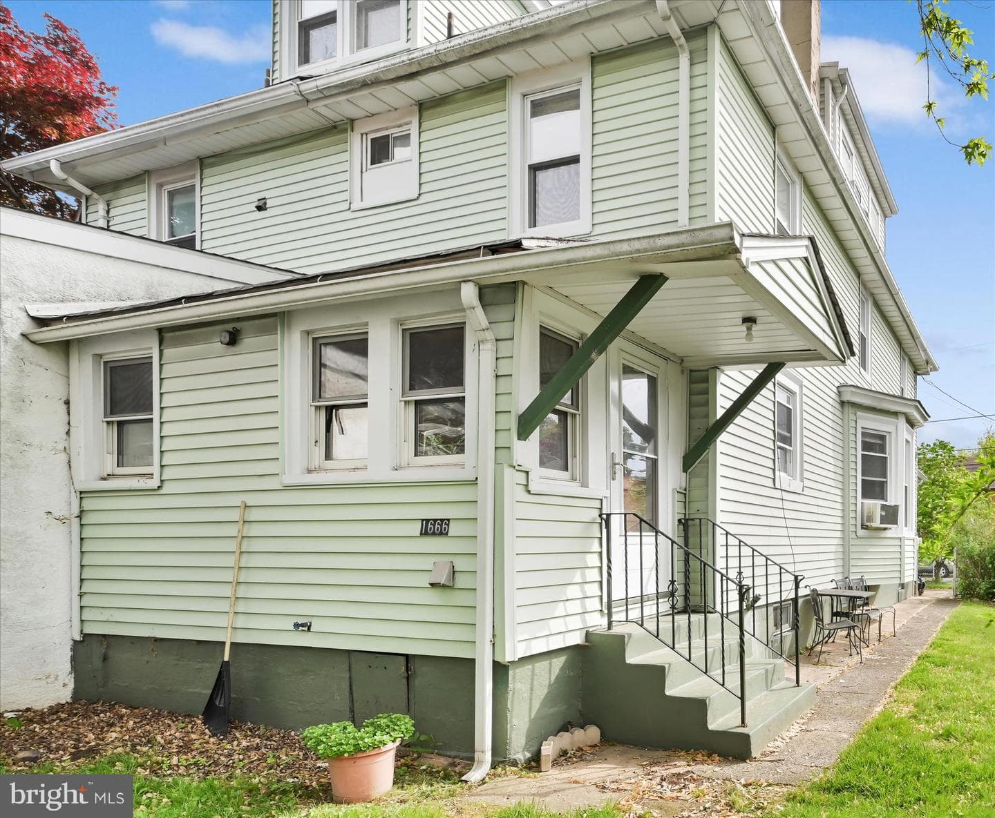 1666 Ward St photo 27