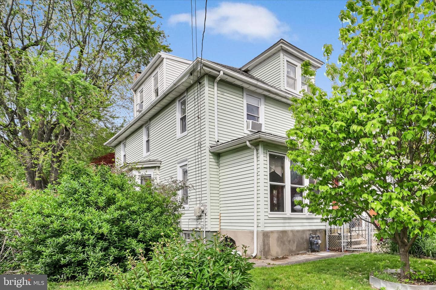 1666 Ward St photo 4