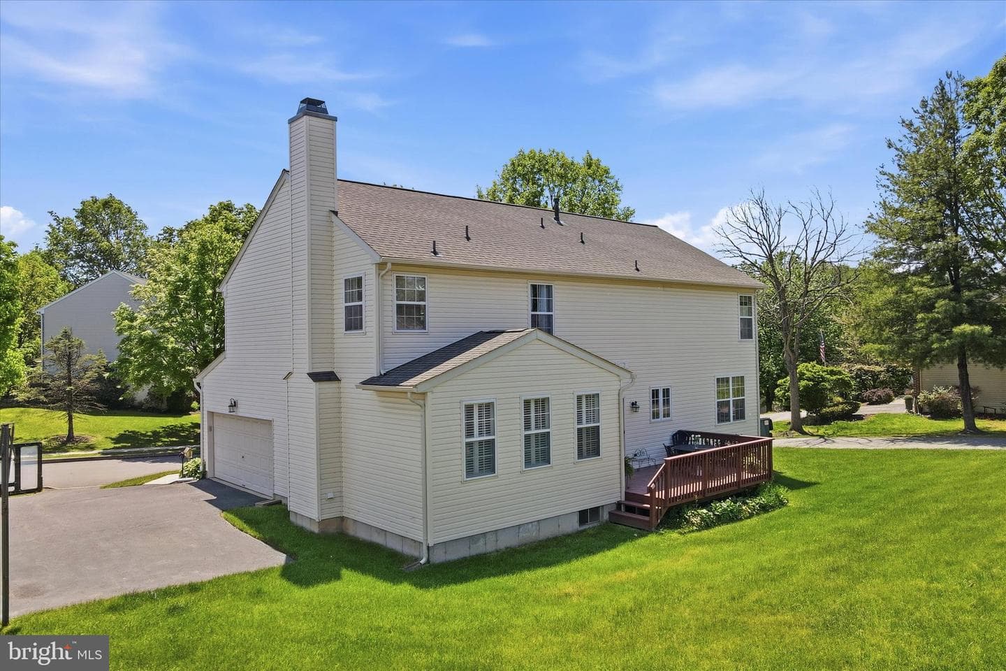 713 Iris Lane photo 3