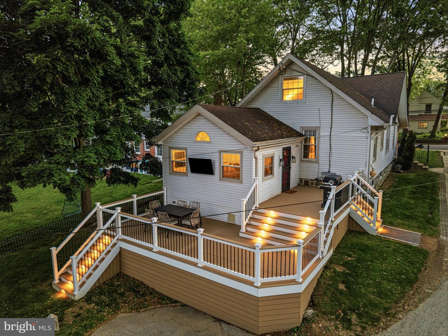 93 Saxer Avenue photo 20