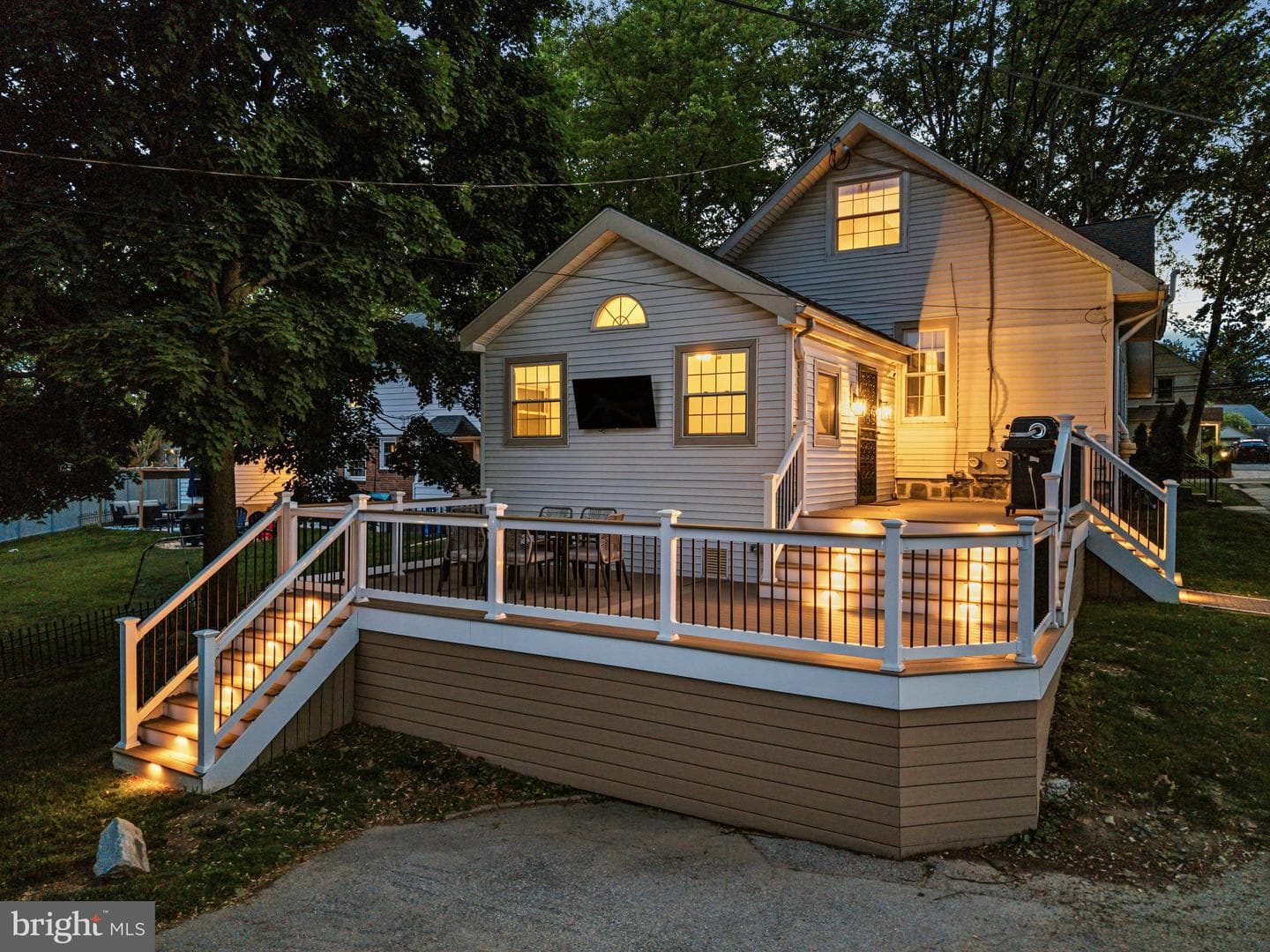 93 Saxer Avenue photo 22