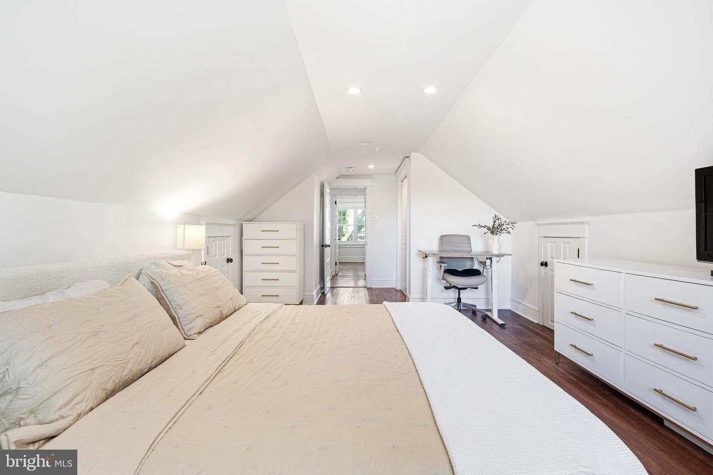 93 Saxer Avenue photo 32