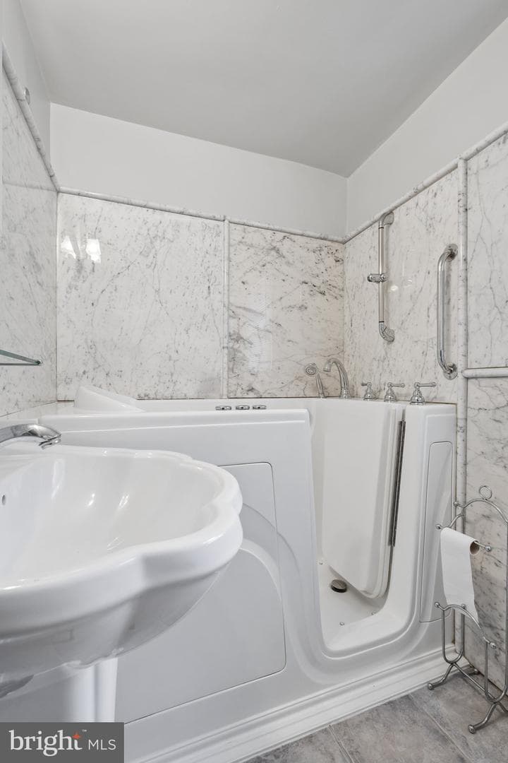 2398 Hollis Road photo 16