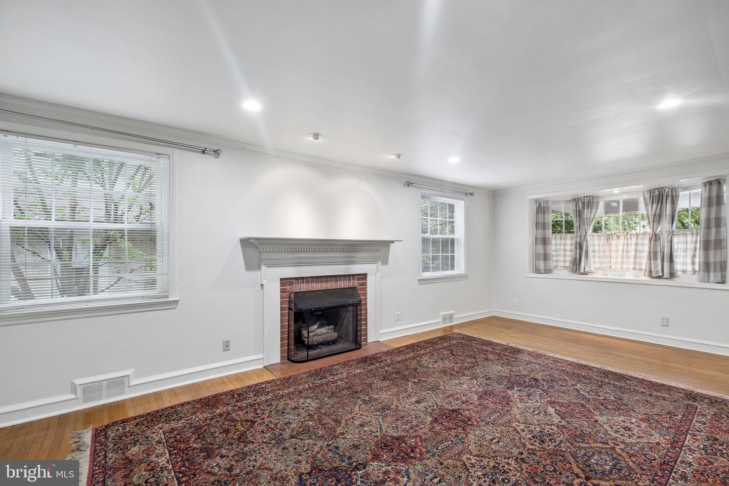 2398 Hollis Road photo 5