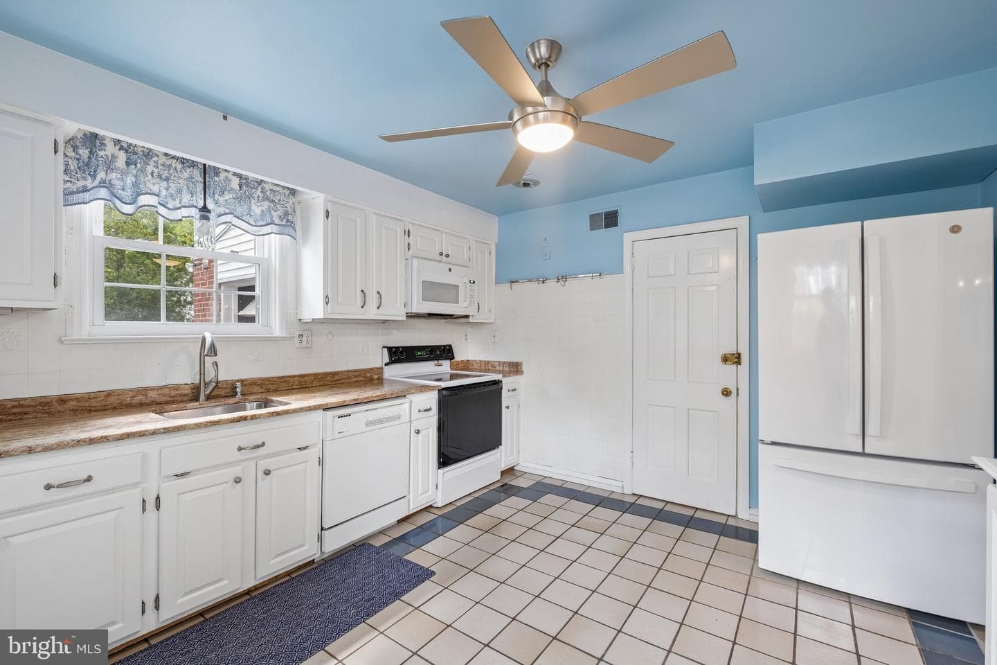 2398 Hollis Road photo 9