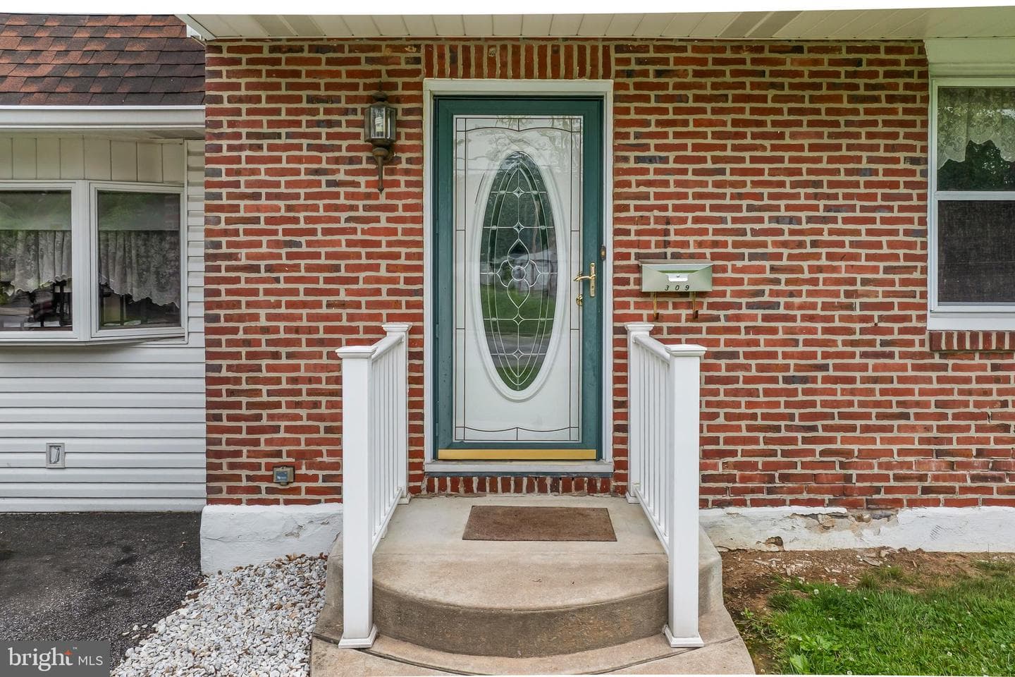 309 Hastings Avenue photo 3
