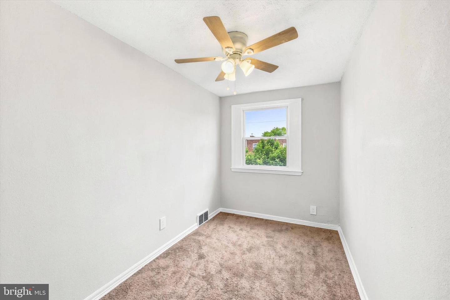 2052 Heather Road photo 11
