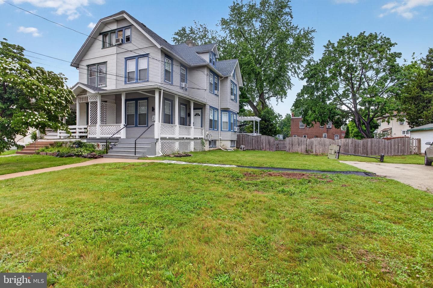 825 Andrews Avenue photo 3