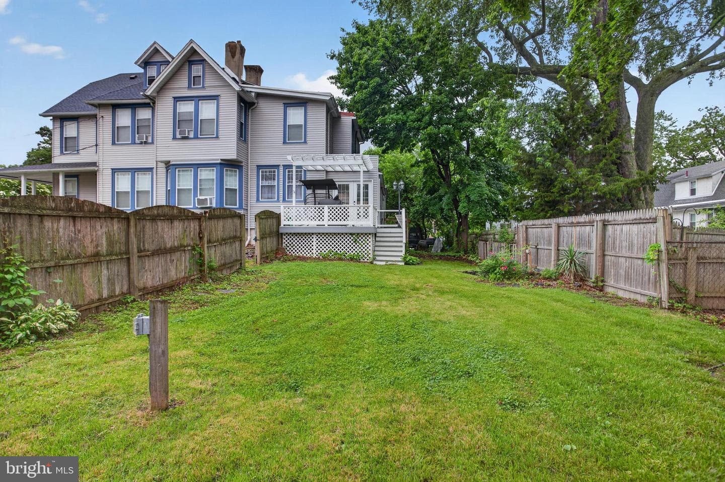 825 Andrews Avenue photo 47