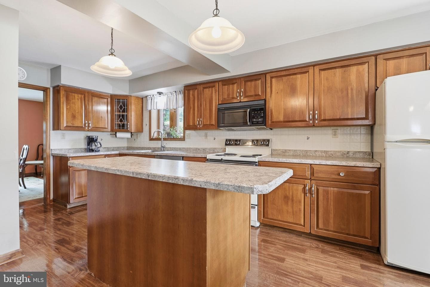 527 Saxer Avenue photo 11