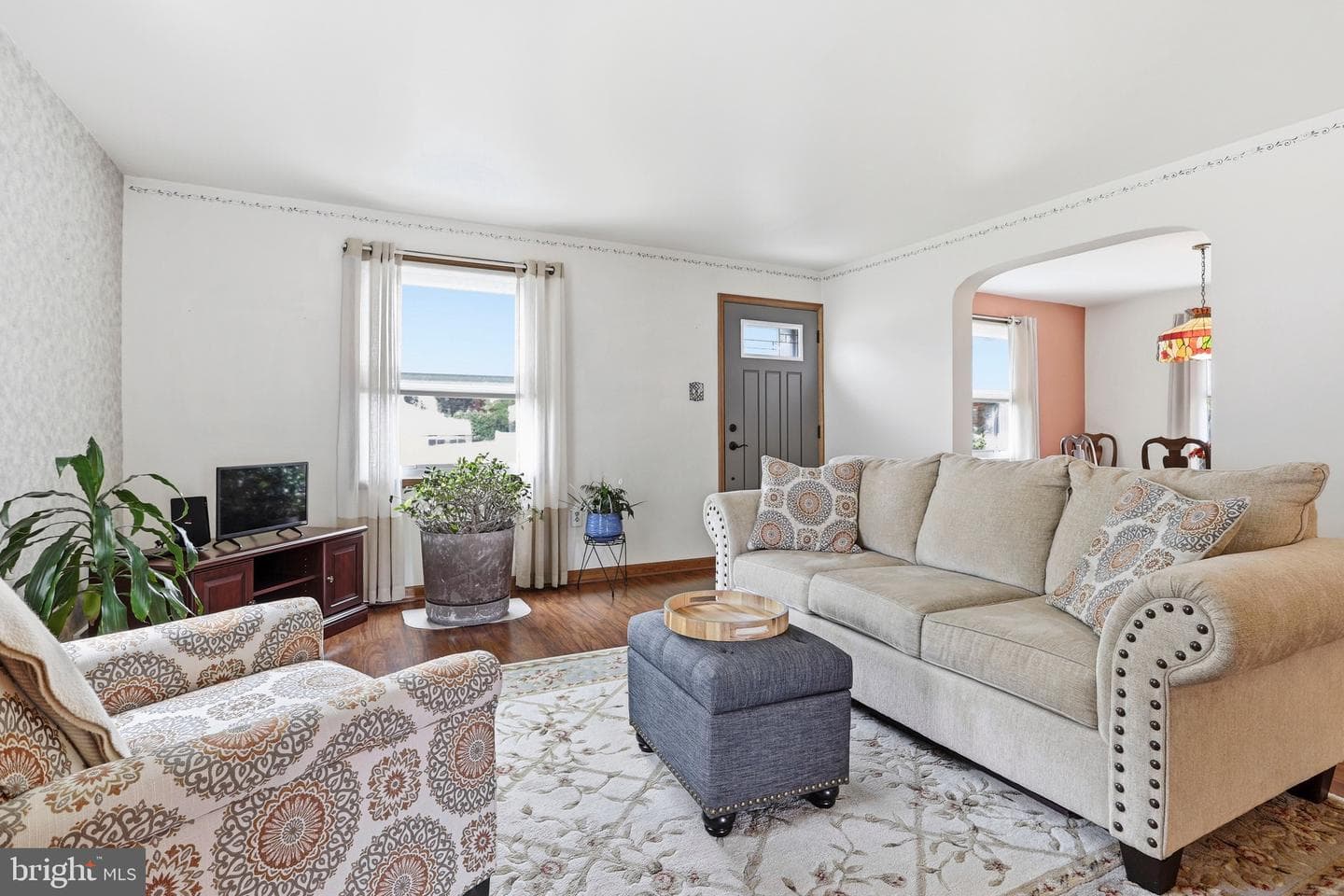 527 Saxer Avenue photo 4