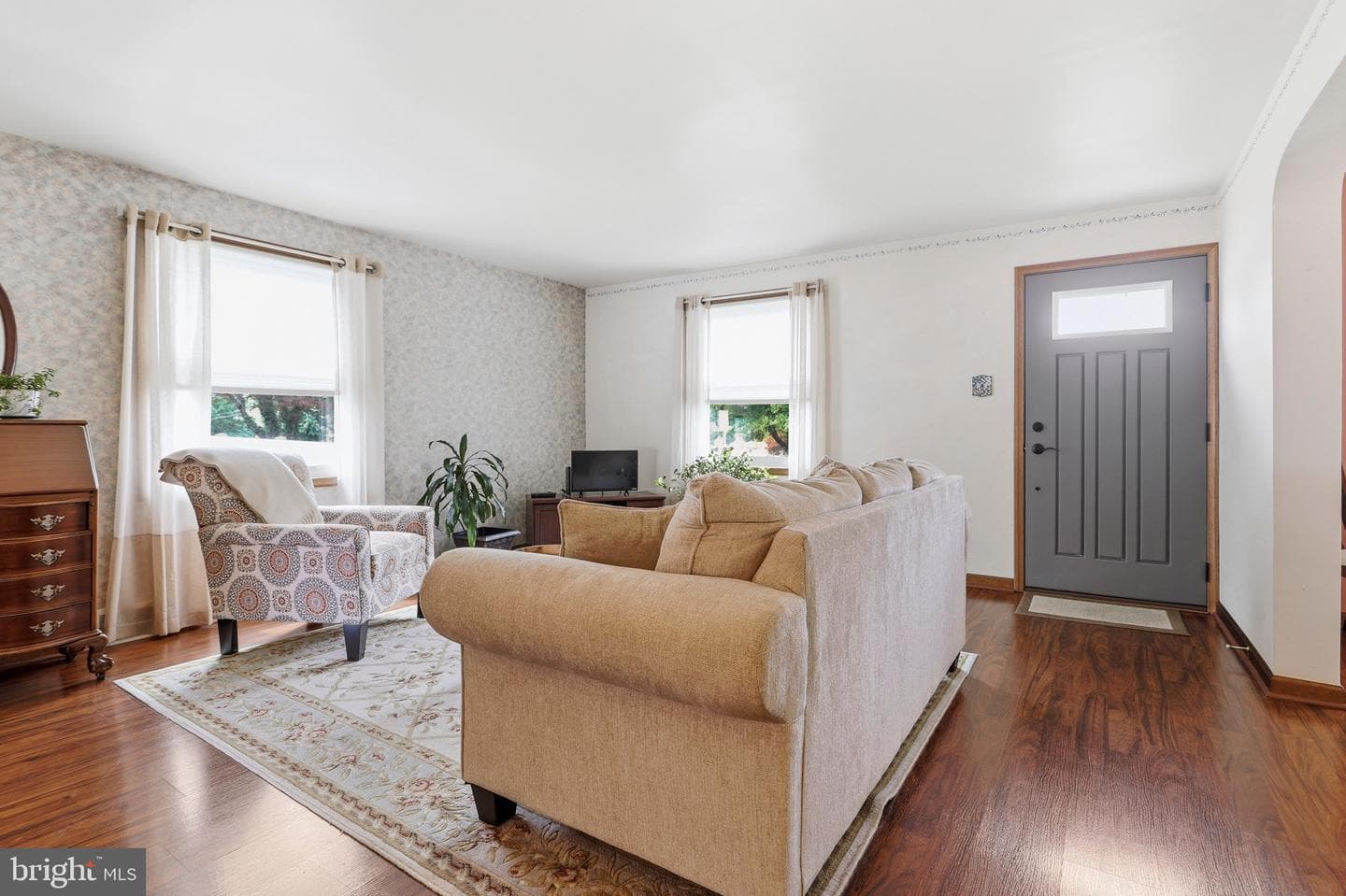 527 Saxer Avenue photo 5