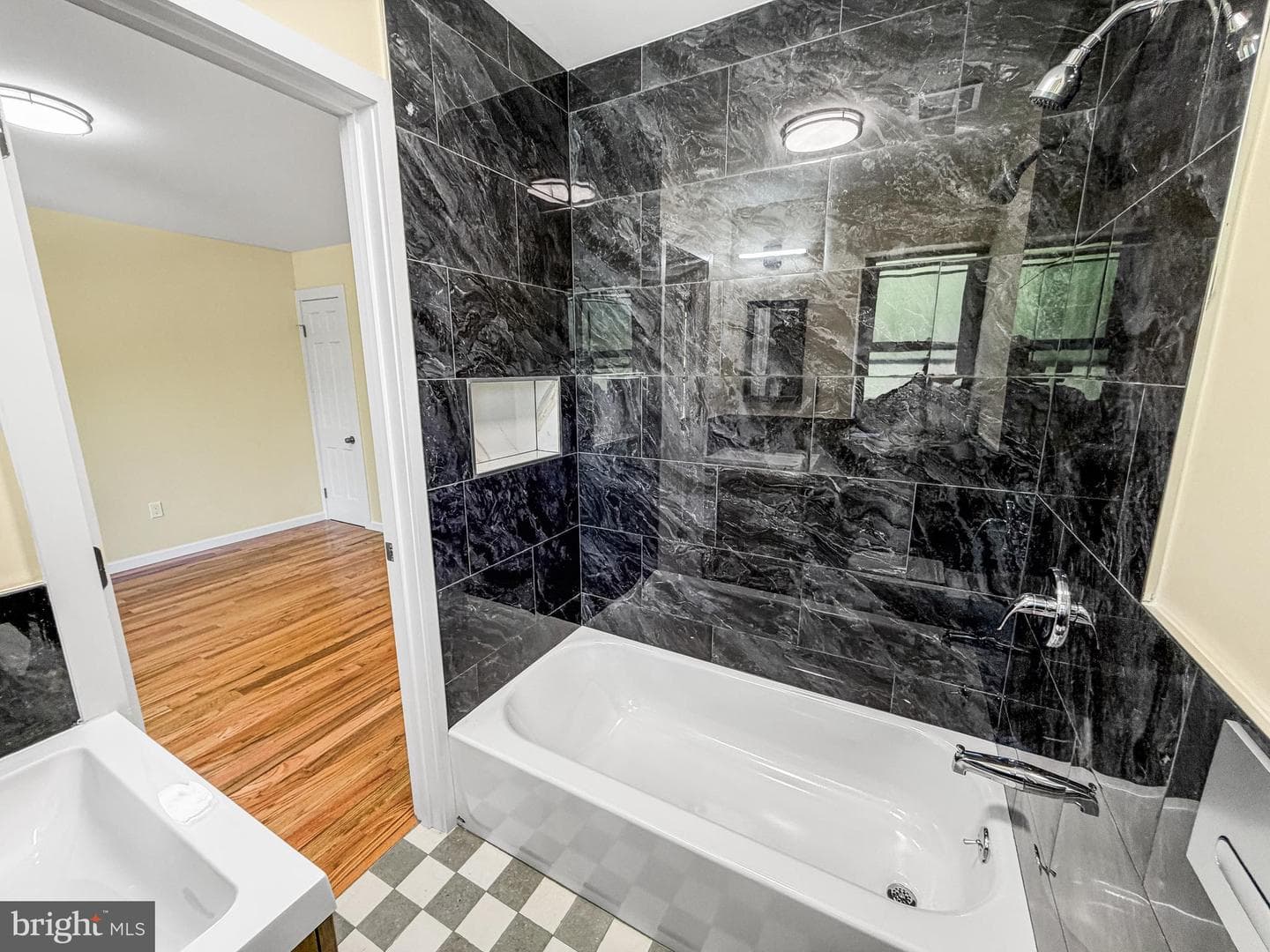 419 E 12th Street photo 15