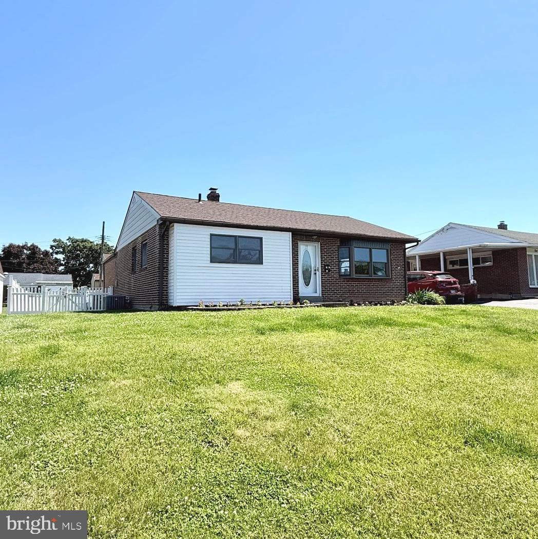2121 N Lee Lane photo 2
