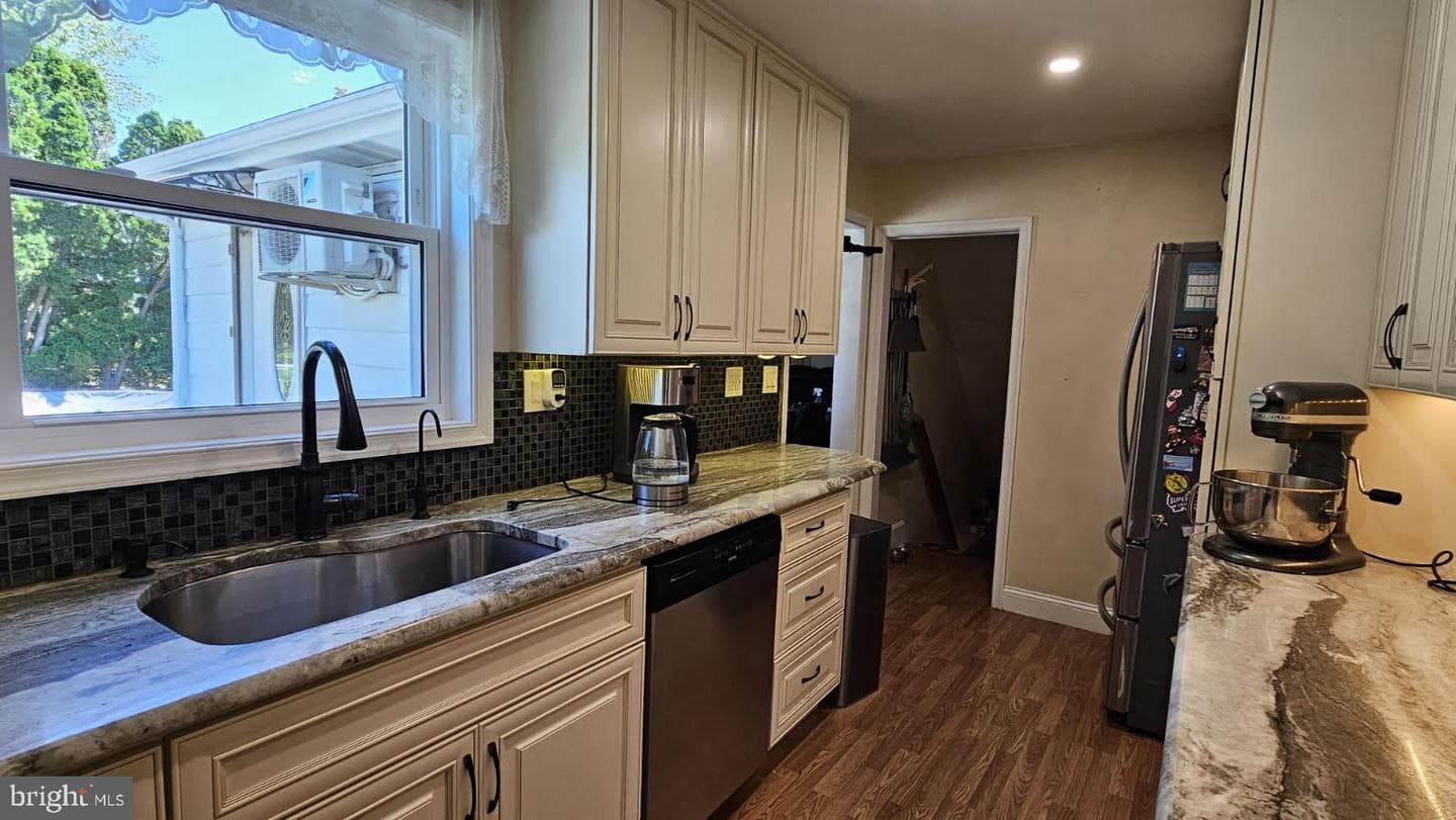 105 Scheivert Avenue photo 9
