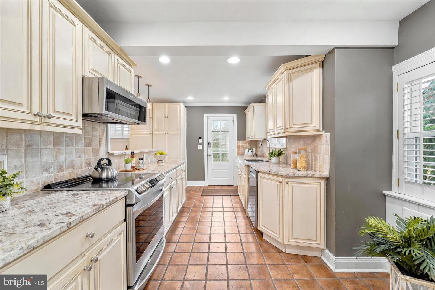 570 Strathmore Road photo 10