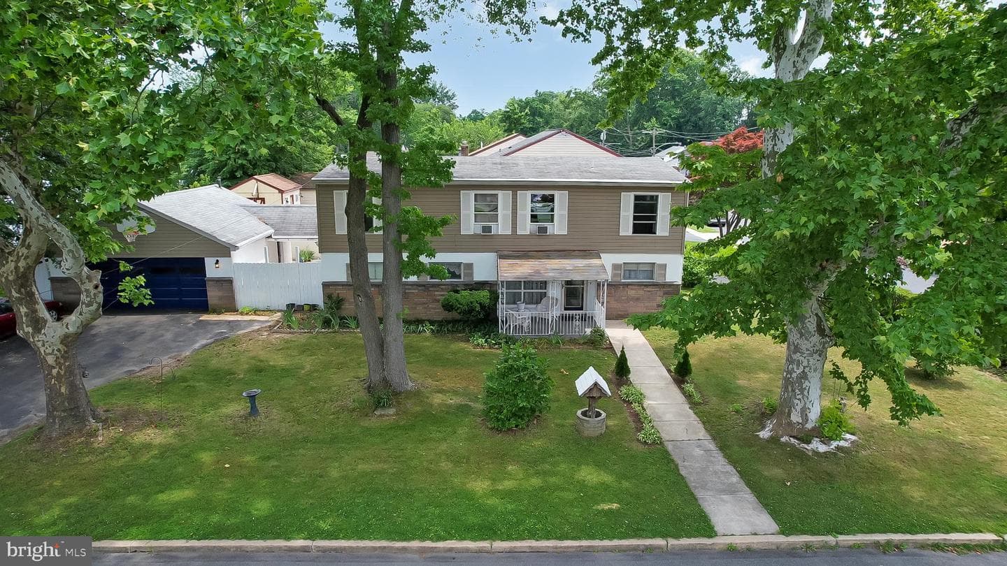 2400 Grand Avenue, Holmes