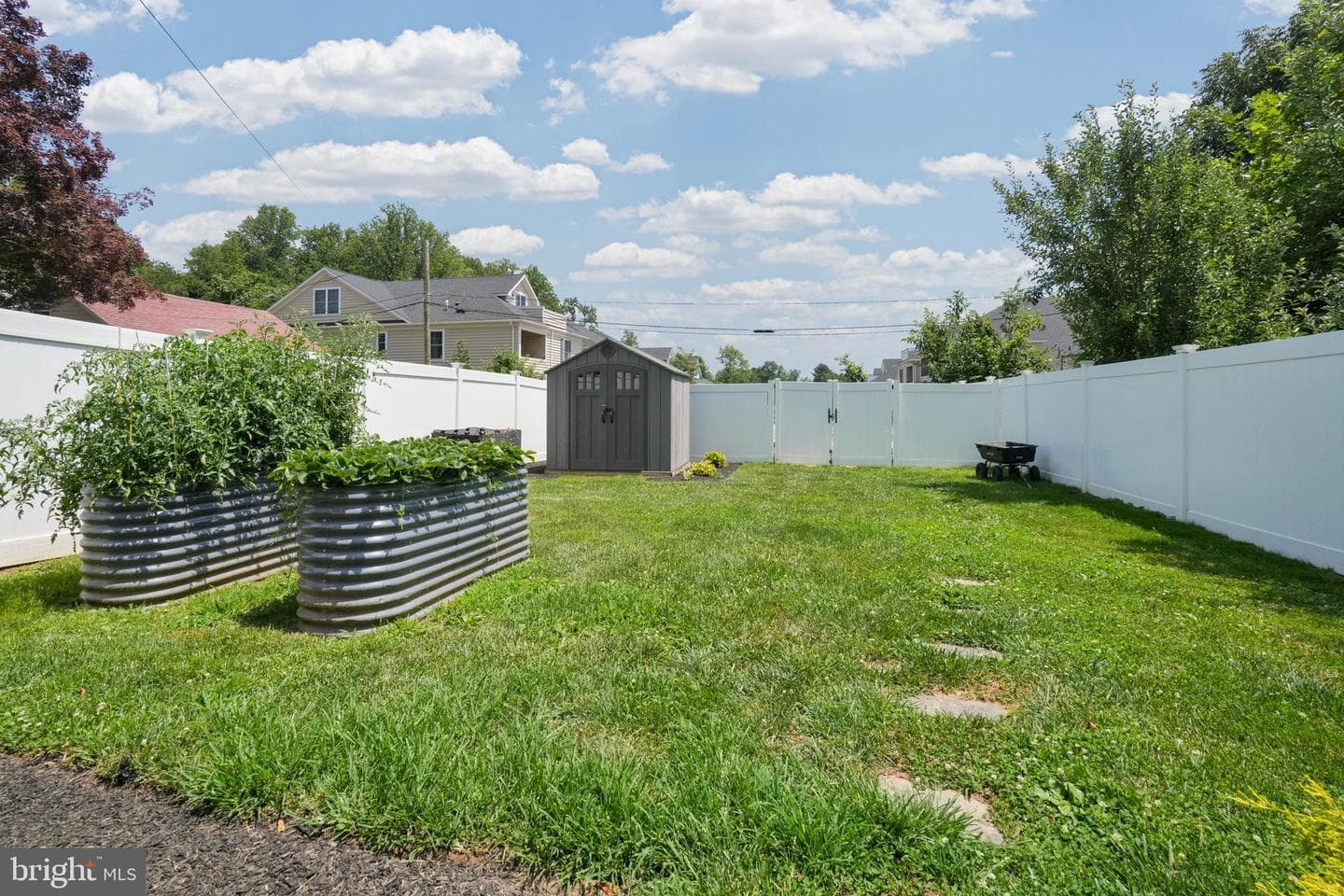 609 Vernon Street photo 32